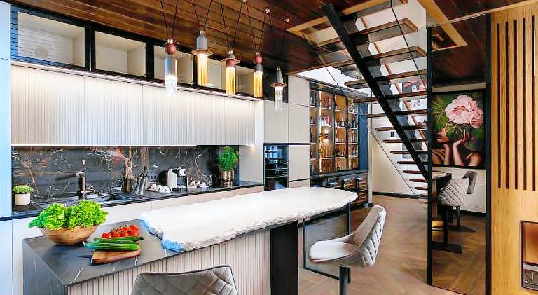 Villa with pool — photo 4