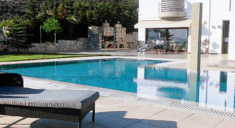 Villa with patio, grill & private pool | Good for workation in Volos