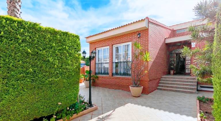 Fully equipped ample villa with patio, pool & grill | Next to the beach | Perfect for remote work | Pets are welcome — photo 5