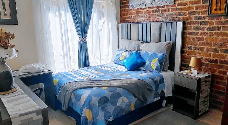 Lovely 1 bedroom in secure complex with pool