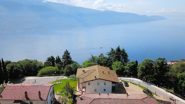 Holiday apartment with heated pool & garden | Pets allowed in Tignale