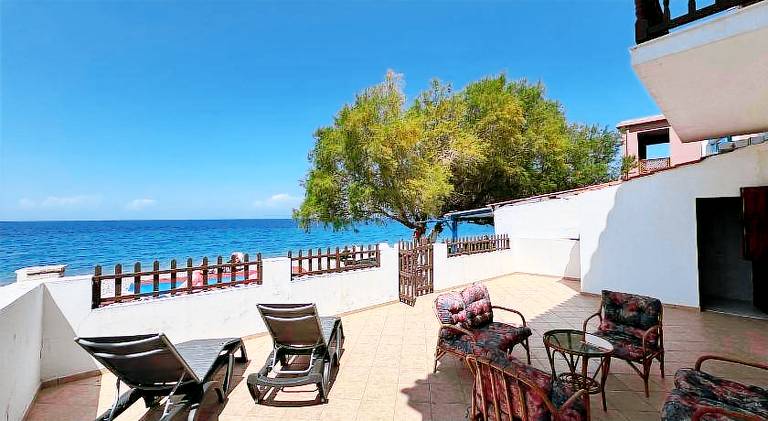 Vacation home with terrace in Samos