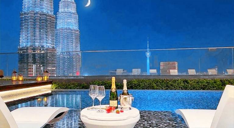 Beautiful serviced apartment with grill, private pool & terrace | Close to Petronas Towers | Perfect for remote work | Pets allowed in Kuala Lumpur
