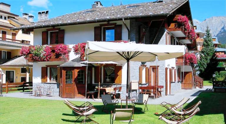 Holiday apartment with patio, garden & BBQ — photo 3