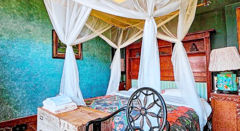 Lodge with jacuzzi, yard & patio | Dogs allowed — photo 2