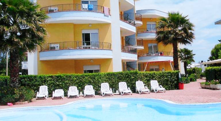 Wonderful serviced apartment with yard, pool & terrace | Beach nearby | Dogs allowed in Roseto degli Abruzzi
