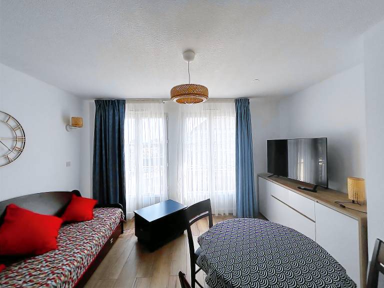 Apartment with pool — photo 2