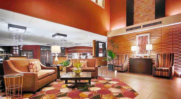 Hotel d Lins Ontario Airport — photo 4