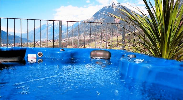Apartment with pool, garden & patio — photo 5