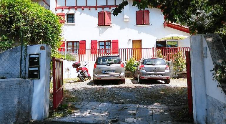 Rental apartment with hot tub, terrace & barbecue in Biarritz