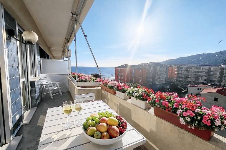 Holiday apartment with terrace | Garden view in Laigueglia