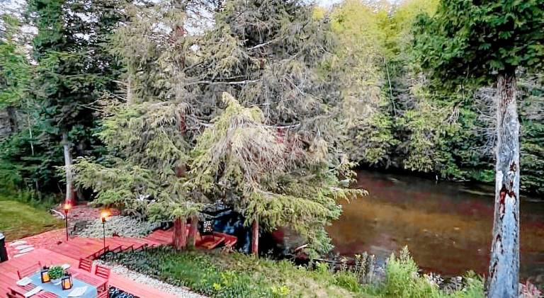 Firefly Lodge, Beautiful River, Hot Tub, Woodstove in Traverse City, MI