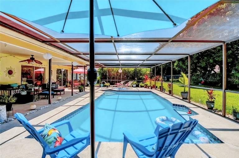 Vacation home with barbecue, yard & private pool — photo 2