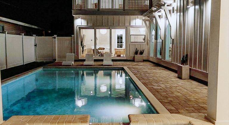 The Taj Of The Gulf! Luxury Beach Mansion! Sleeps 37, private pool & hot tub, putting golf — photo 4