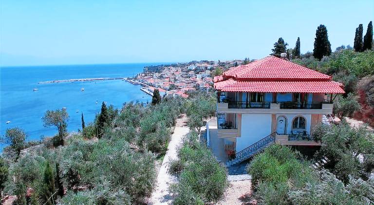 Rental apartment with yard & patio in Pylos-Nestoras