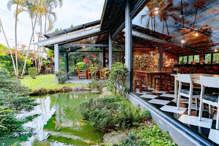 House with patio & yard | Pet-friendly — photo 3