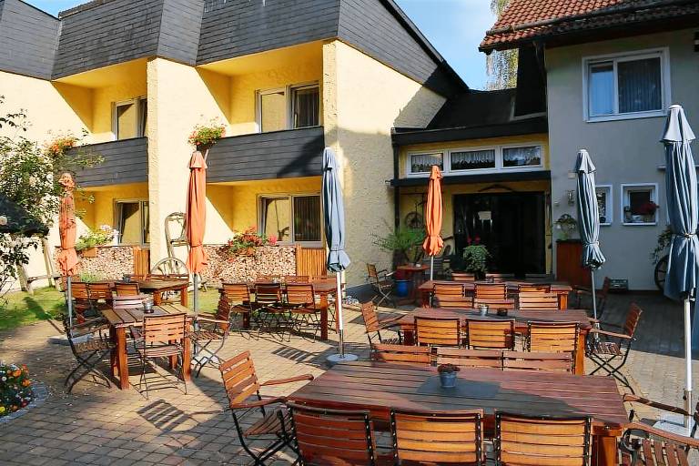 Doppelzimmer mit Balkon und Gartenblick