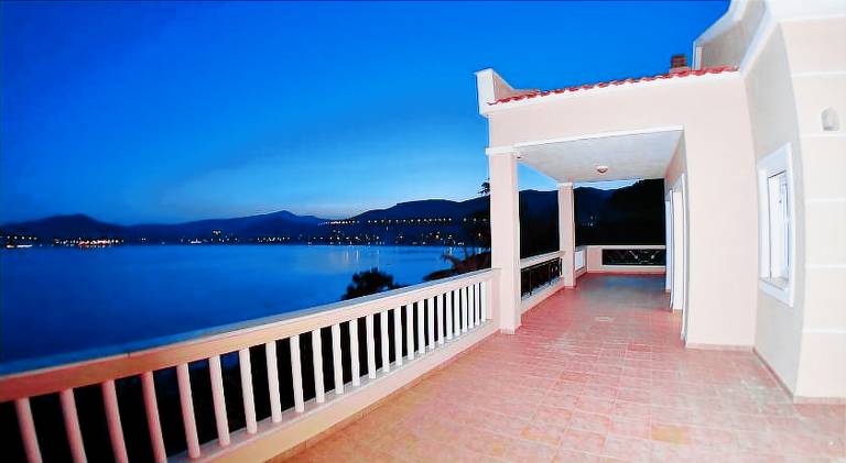 Rental apartment with garden, barbecue & patio in Kavala