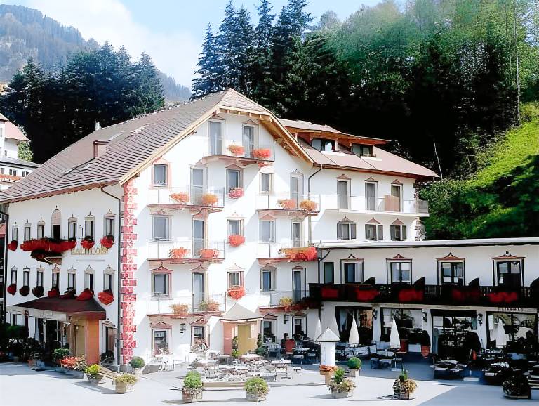 Boutique & Fashion Hotel Maciaconi - Gardenahotels in Santa Cristina Val Gardena