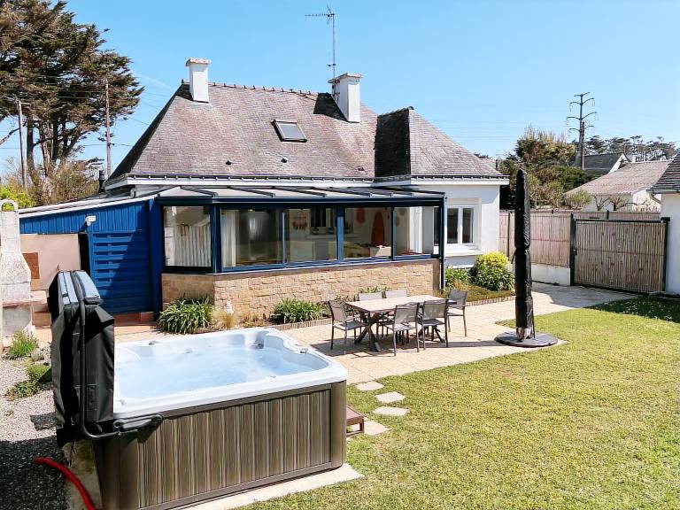 Family-friendly house with barbeque, jacuzzi & garden | Beach nearby | Pet-friendly in Lorient