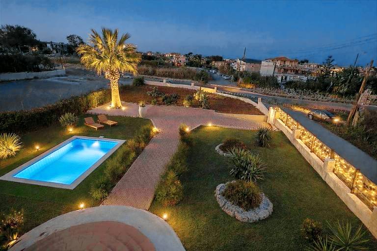 Villa with garden, BBQ & fast internet | Water view in Heraklion