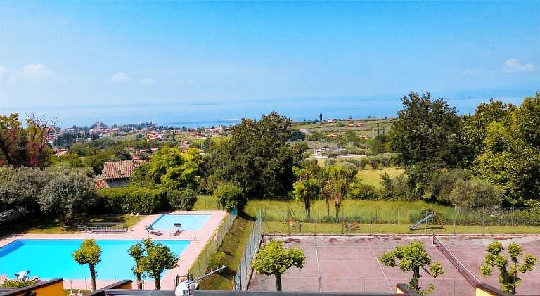 Child-friendly serviced apartment with private pool, yard & patio | Perfect for remote work | Pets allowed in Affi