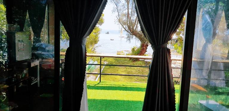Old Sailor's Sunrise Beach Front House — photo 4