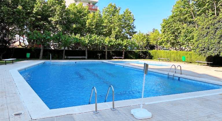 Fully equipped charming holiday apartment with private pool, yard & terrace | Beach nearby | Perfect for remote work | Pet-friendly in Cambrils