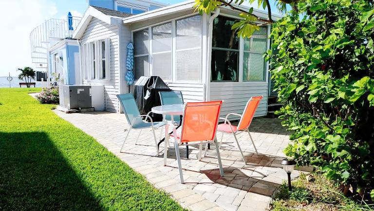 Family-friendly vacation home with jacuzzi, BBQ & heated pool | Pets allowed — photo 4