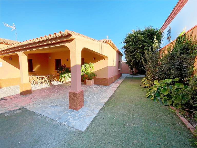 Lovely house with yard, terrace & pool | Beach view | Close to the beach | Pets allowed — photo 4