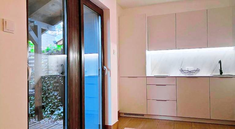 Beautiful house with BBQ & patio | Pet-friendly — photo 3