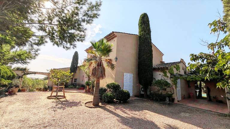 Villa with private pool, yard & barbeque — photo 4
