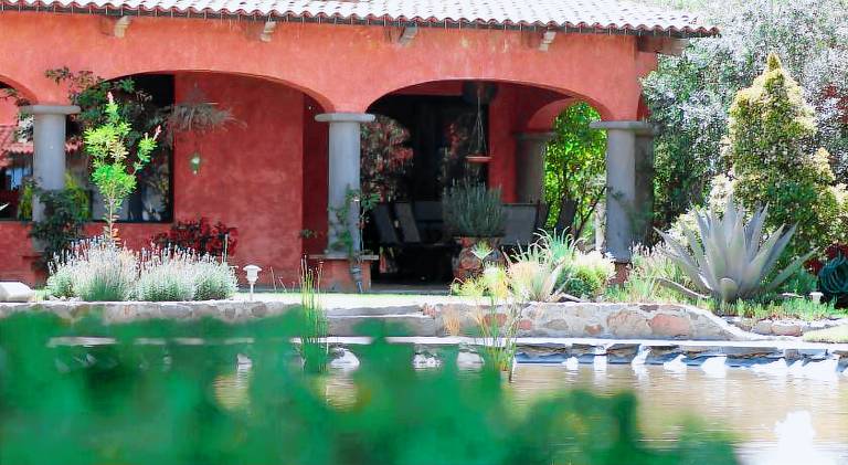 Vacation home with pool, yard & barbecue | Pet-friendly — photo 4