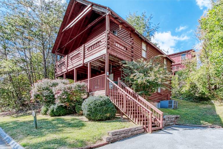 Children-friendly cabin with jacuzzi, barbeque & pool | Mountain view | Pet-friendly in Pigeon Forge, TN