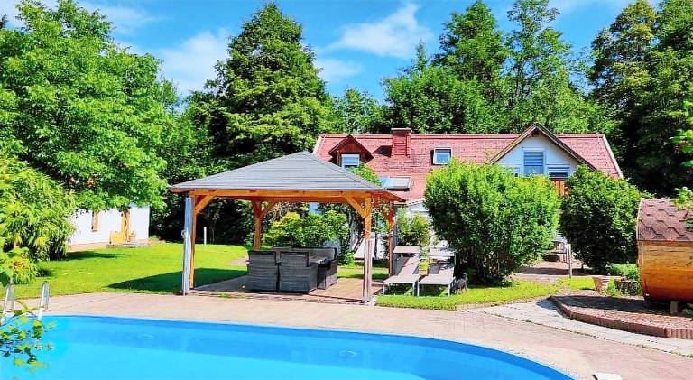 Apartment with pool — photo 3