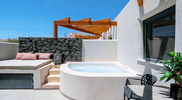Serviced apartment with pool, garden & patio — photo 4