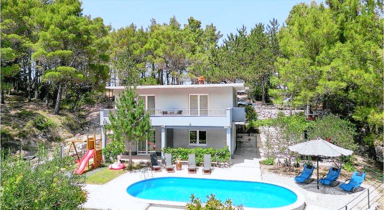 Vacation home with pool in Brela