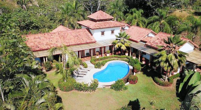 Villa with garden, terrace & pool — photo 3