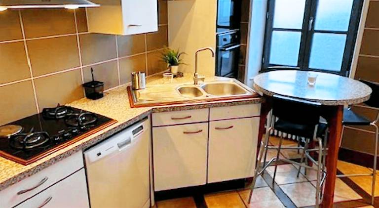 Rental apartment with BBQ, yard & patio — photo 4