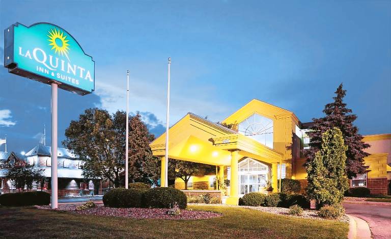 La Quinta Inn & Suites by Wyndham Appleton College Avenue in Appleton, WI