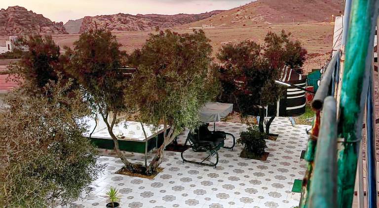 Tent with patio & garden — photo 4