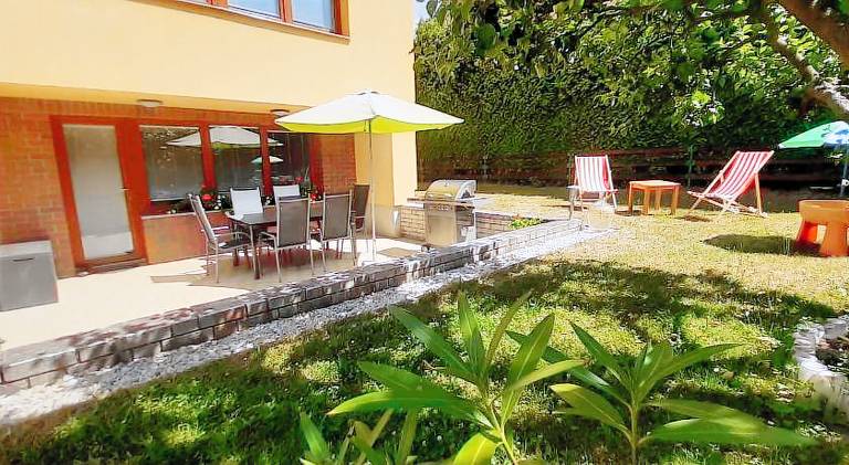 Holiday apartment with terrace & yard — photo 4