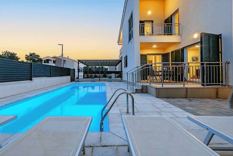 Villa with BBQ, terrace & pool — photo 3