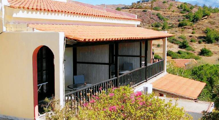 Nice serviced apartment with patio & yard | Dogs allowed in Chios