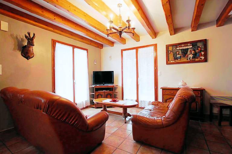 Gite with barbeque, patio & yard — photo 2