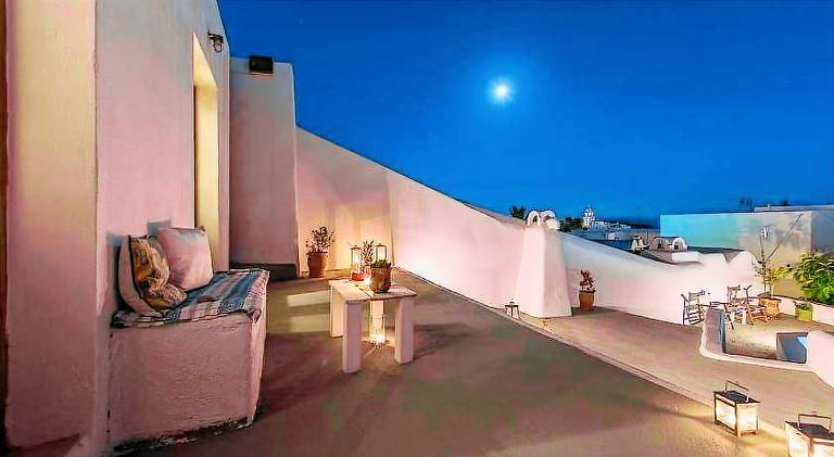 Villa with pool — photo 2