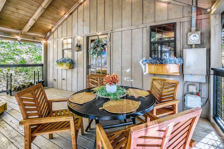 Firefly Lookout: Pet Friendly, Free Attraction Tickets, Hot Tub & Fireplace — photo 4
