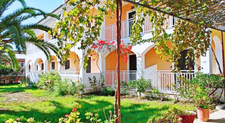 Beautiful rental apartment with garden & patio | Dogs allowed — photo 3