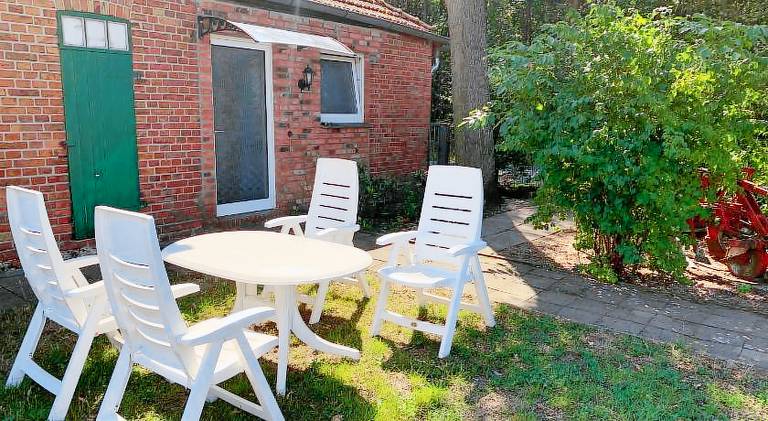 Rental apartment with terrace, barbeque & yard — photo 4