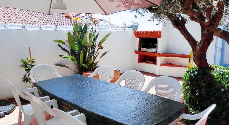 Fully equipped spacious vacation home with grill, garden & patio | Pet-friendly — photo 5